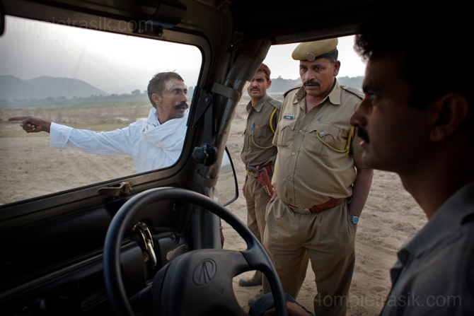Dharmendra Khandal of Tiger Watch runs into police while<br /> driving to Mogia villagers on the edge of Rantambore National Park. © Tom Pietrasik 2008